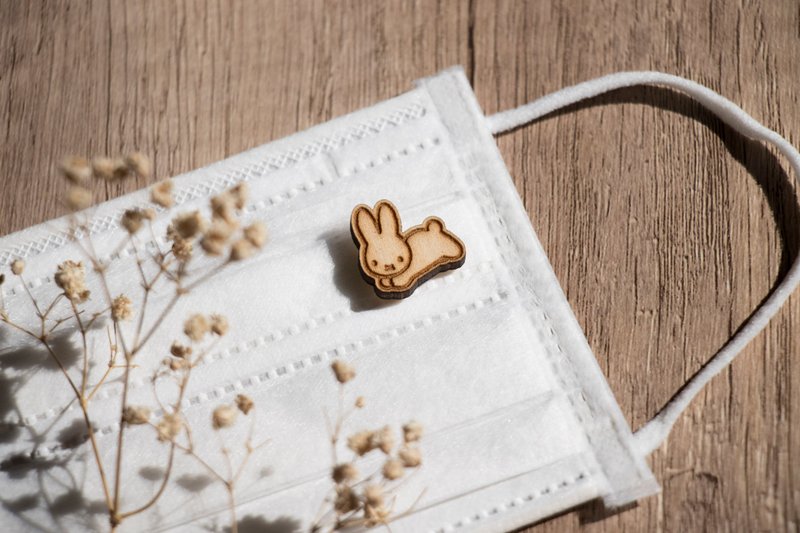 【Pinkoi x miffy】Rabbit 跳跳兔香氛口罩扣 / 磁吸別針 - 口罩/口罩收納套 - 木頭 咖啡色