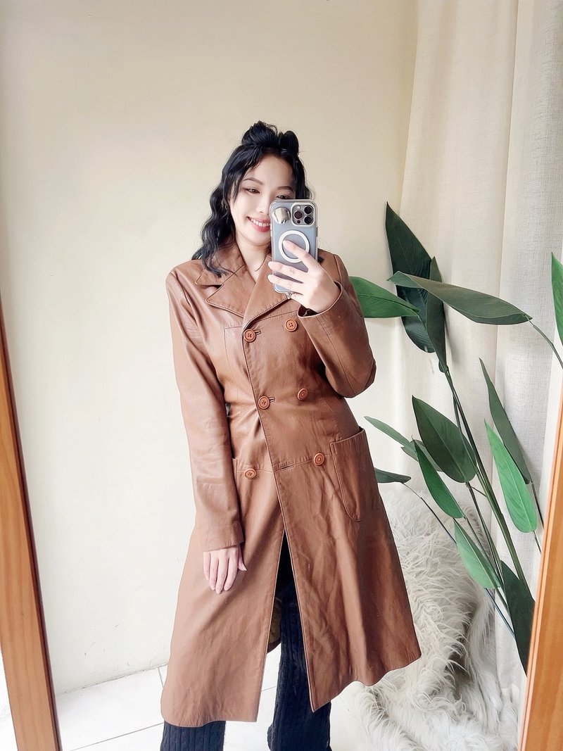 乳咖色經典俐落雙排釦 古董真皮長版風衣外套皮衣Leather jacke - 女大衣/外套 - 真皮 咖啡色