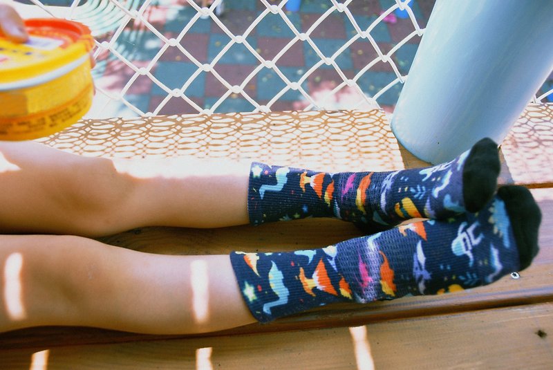 子供用靴下-インディゴの空の下の恐竜 - ソックス - サステナブル素材 ブルー