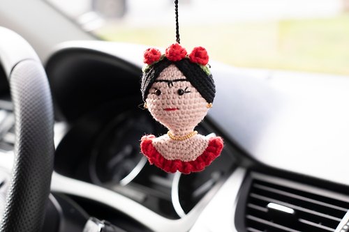 WorldCrochetedToys Frida Kahlo car accessory, rear view mirror charm, art pendant, 平安車掛, 针织玩具 汽車用品