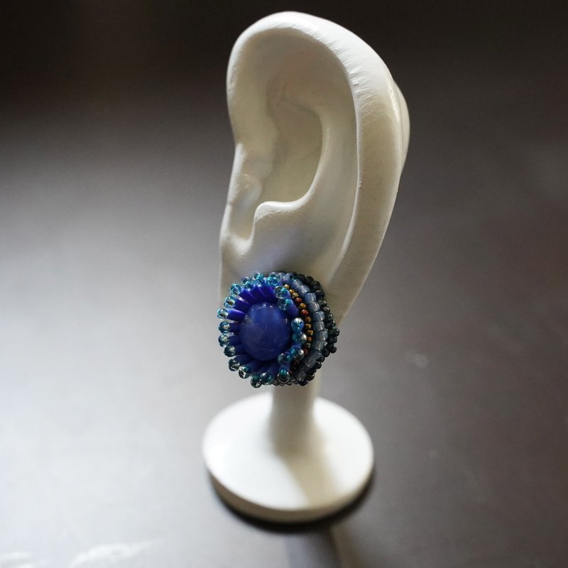 潮だまりの生き物たち4 イヤリング ピアス ビーズ刺繍　カラフル - 耳環/耳夾/耳骨夾 - 塑膠 藍色