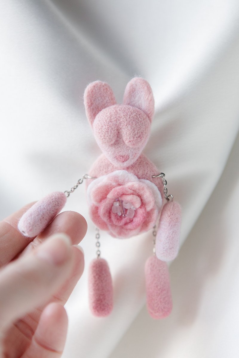 Felting brooch made of wool, felting hare, brooch for girls on every day - 胸針/心口針 - 羊毛 粉紅色