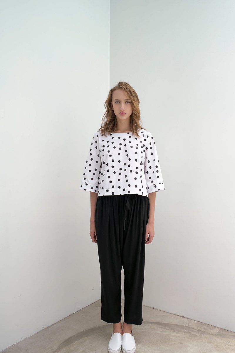 Cool black dots. White cropped sleeves. Spring and Summer | Ysanne - เสื้อผู้หญิง - ผ้าฝ้าย/ผ้าลินิน ขาว