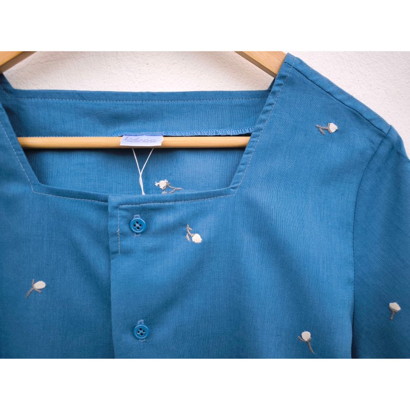 Embroidery | Linen | Deep Blue Square-Neck Short-Sleeved Top - 女上衣/長袖上衣 - 棉．麻 藍色