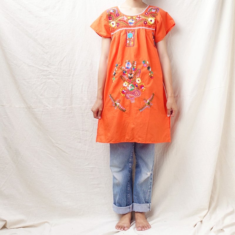 BajuTua /古著/ 墨西哥製 鮮橘色百花手工刺繡洋裝 - 連身裙 - 棉．麻 橘色