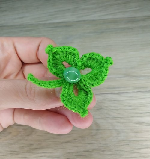 Alternative Crochet Boutique 三葉草葉胸針。 綠色鉤針胸針。 三葉草針手工編織