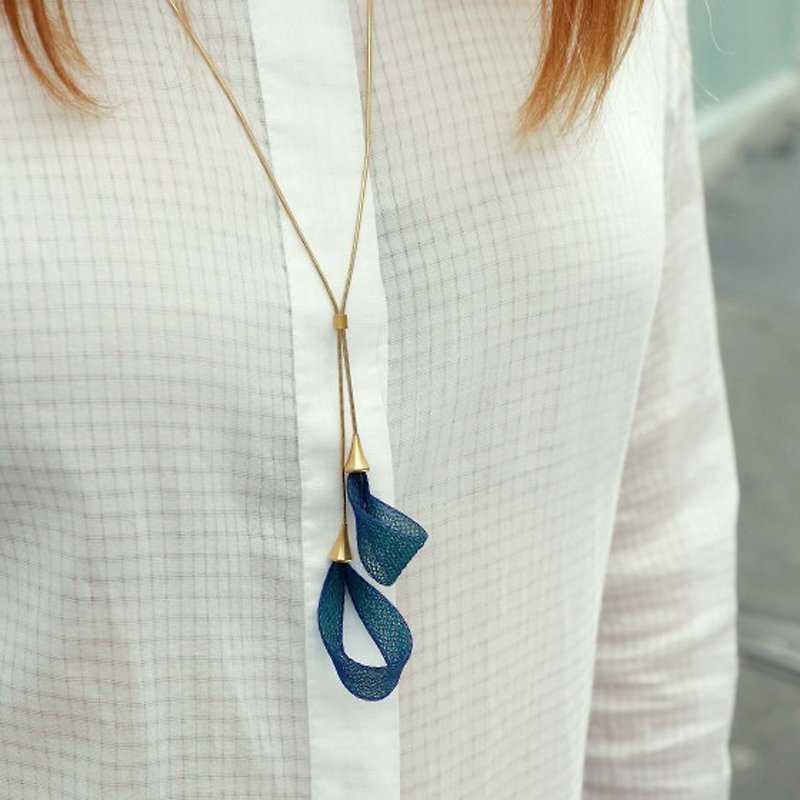 French handmade nylon petal long necklace _ 靛青 - สร้อยคอ - เส้นใยสังเคราะห์ สีน้ำเงิน