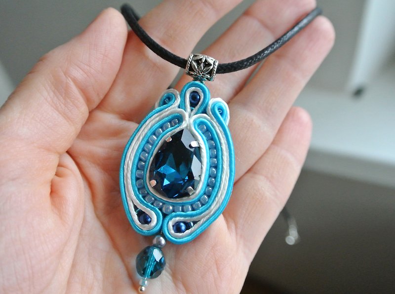 藍色吊墜 藍色項鍊 Soutache bead embroidered necklace Ethnic boho pendant - 項鍊 - 其他材質 藍色