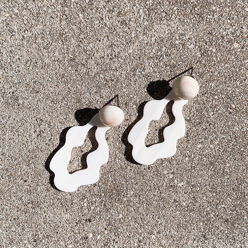 雲朵棉花糖簍空造型耳環Ver.2 Cotton candy earrings - Earrings & Clip-ons - Acrylic White