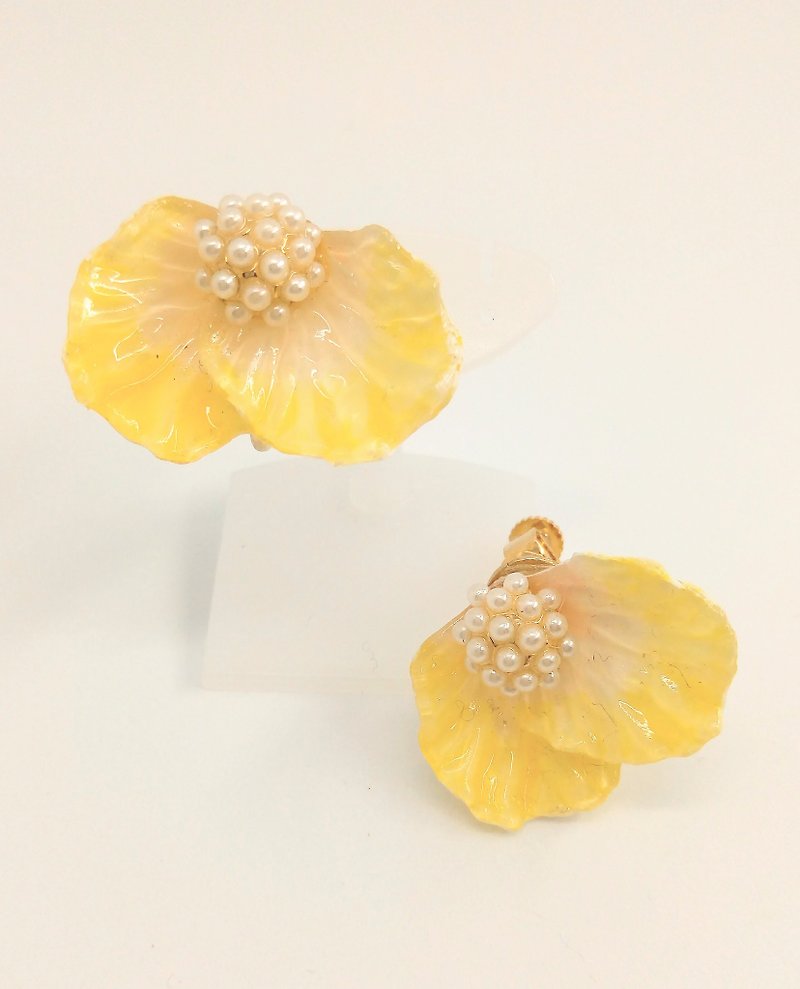 Flower clip on earrings Free shipping Handmade With box For gift - ต่างหู - พลาสติก สีเหลือง