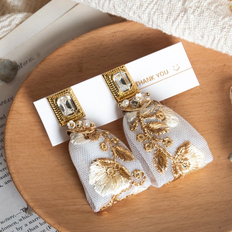 Embroidered Ribbon Earrings White French Vintage Clip-On Limited to the last one Please send a private message to confirm before placing an order - ต่างหู - โลหะ ขาว