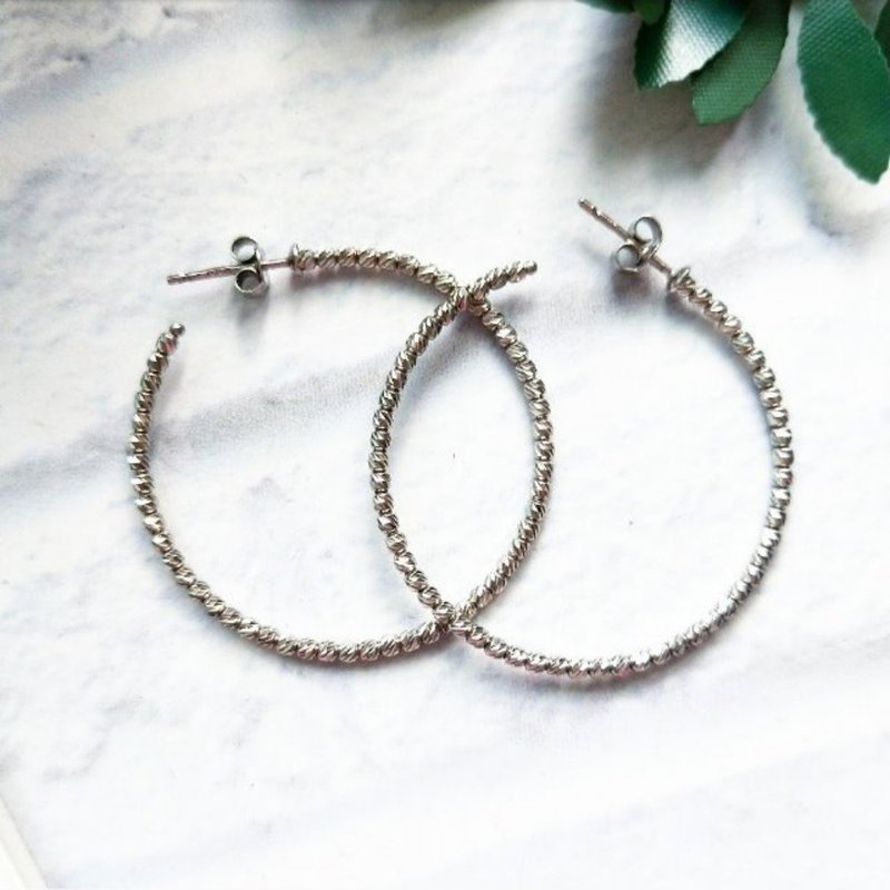 Eli Jewelry義大利18K金 簡約精緻圓珠環繞C型14K白金圓圈耳環 - 耳環/耳夾/耳骨夾 - 貴金屬 銀色