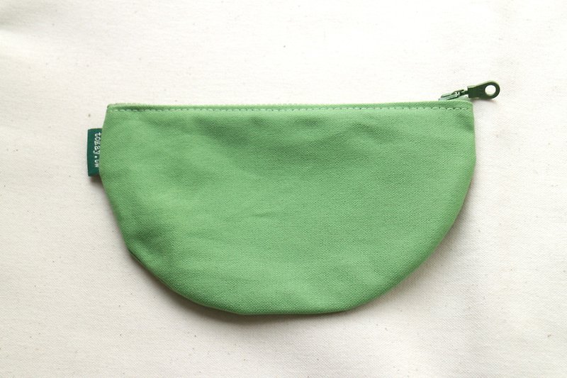 [Sampling for clearance] Green semi-circular plain zipper bag - ที่รองแก้ว - ผ้าฝ้าย/ผ้าลินิน สีเขียว