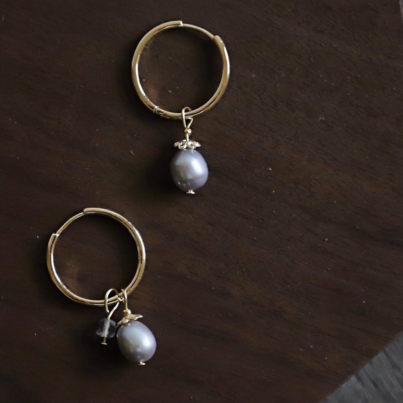 A Lu natural freshwater pearl + white crystal round earrings/gift Mother's Day handmade original limited edition - ต่างหู - ไข่มุก หลากหลายสี