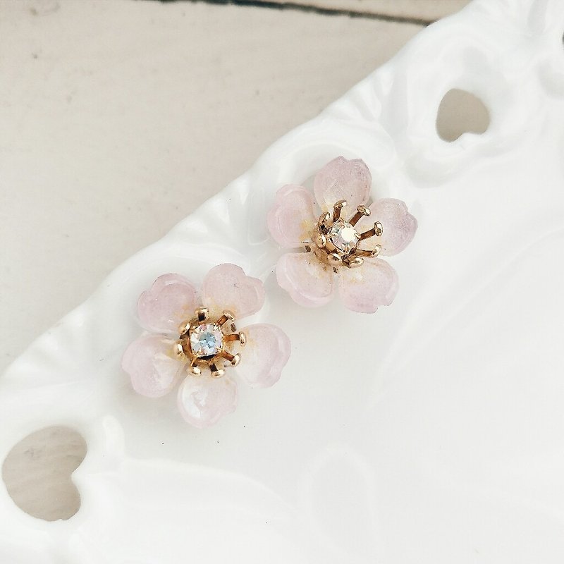 Momolico cherry blossom earrings 绯 cherry blossom pink 15mm - ต่างหู - วัสดุอื่นๆ สึชมพู