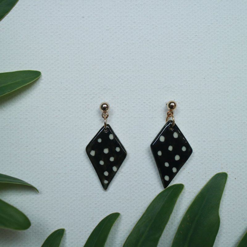Ceramic earrings gold pin EG18-50 - 耳環/耳夾 - 陶 黑色