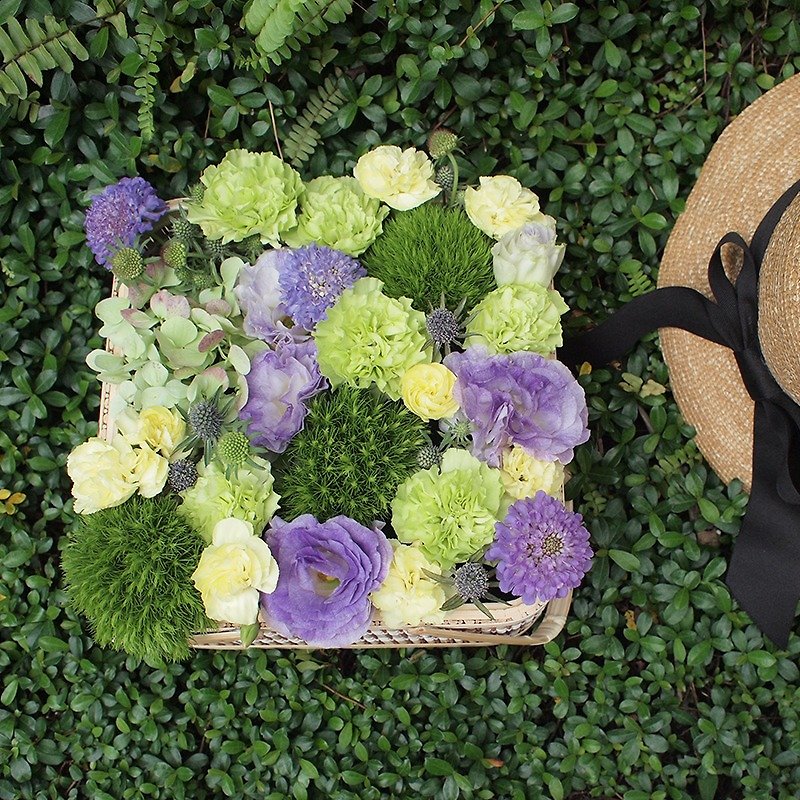 Garden Hour Light-Flower Picnic Basket Flower Gift - ตกแต่งต้นไม้ - พืช/ดอกไม้ สีเขียว