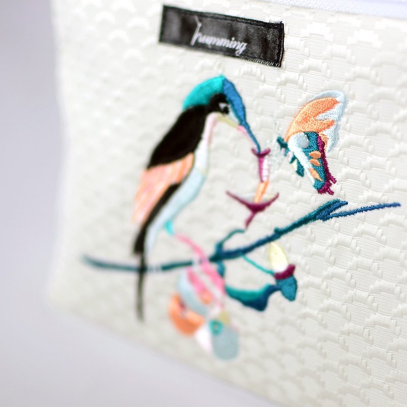 humming- Hummingbird Butterfly Friends Embroidered Cosmetic Bag|White Feather Scales| - กระเป๋าเครื่องสำอาง - งานปัก ขาว