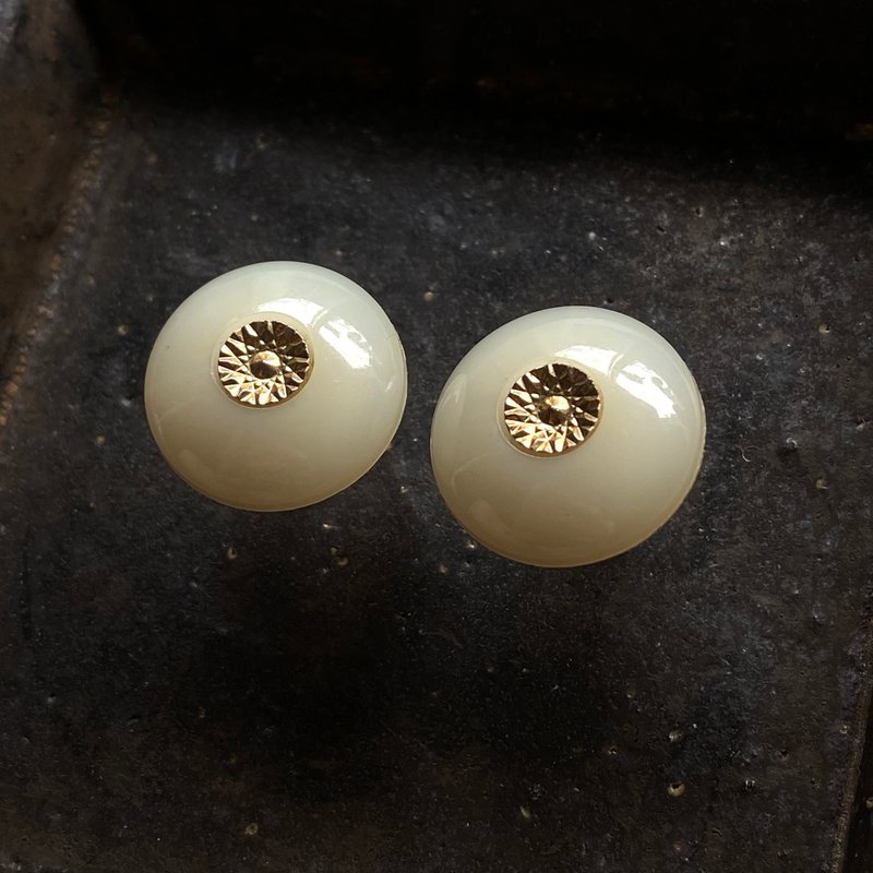 Gold and white jade retro earrings (pin type) - ต่างหู - พลาสติก ขาว