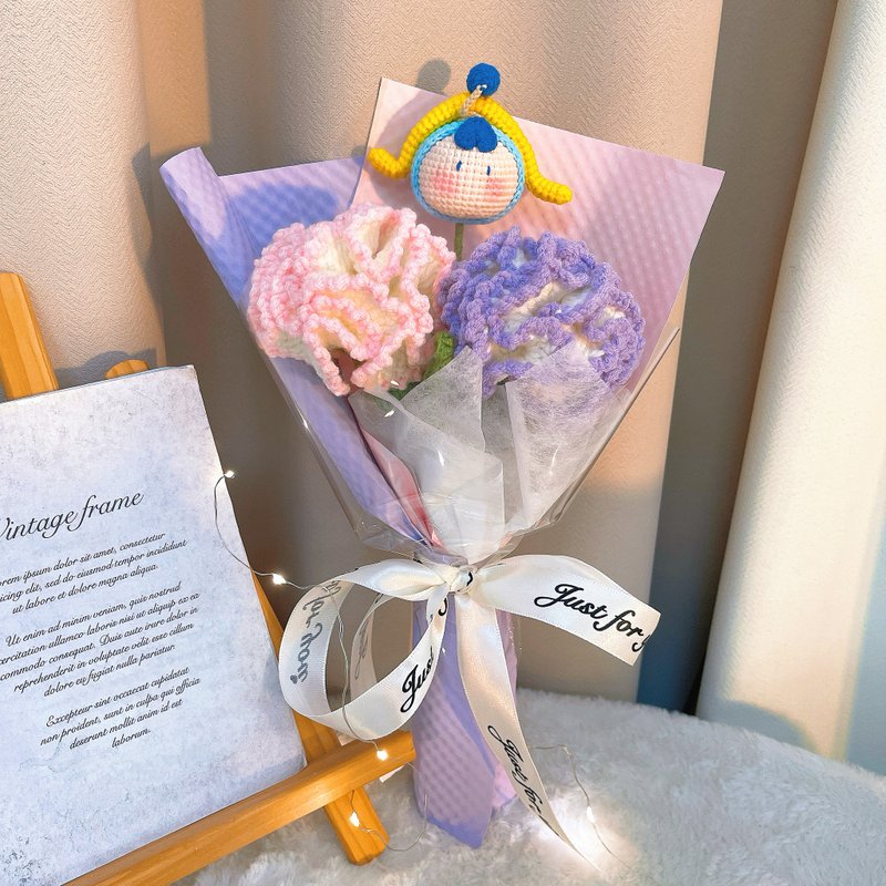 Crochet Sagittarius Zodiac Bouquet - Handmade Carnations with Plush Archer Doll - ช่อดอกไม้แห้ง - ผ้าฝ้าย/ผ้าลินิน สีม่วง