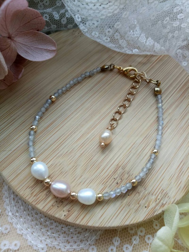 Gaze on the reef-pearls, elongated chamfers - Bracelets - Crystal White