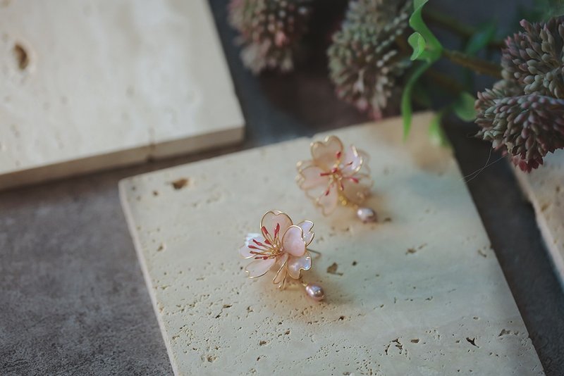 Simple Pale Pink Double Cherry Blossom Flower Freshwater Pearl Crystal Resin Earrings - ต่างหู - เรซิน สึชมพู