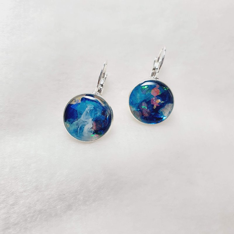 Adorned with brand creation, water blue planet French ear hooks, a favorite of universe fans - ต่างหู - เรซิน สีน้ำเงิน