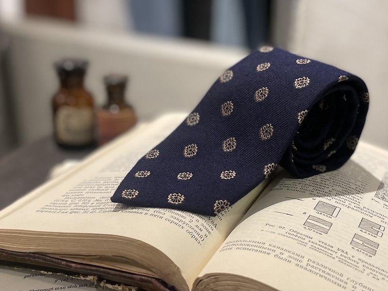 【紳裝精選】深藍色刺繡圖案羊毛領帶 - 領帶/領帶夾 - 羊毛 藍色