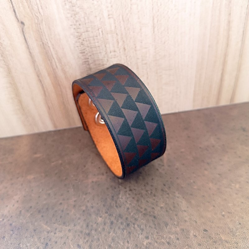 Samoan Tribal Leather Cuff Bracelet with Free Underside Message - 手鍊/手環 - 真皮 咖啡色