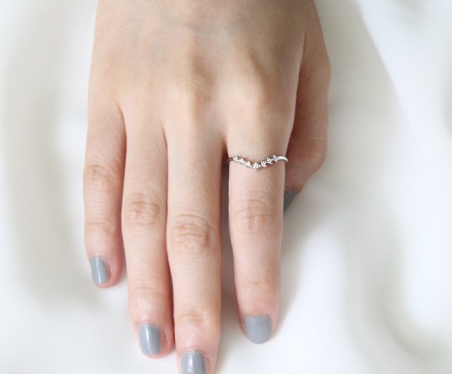 0.08 carat natural diamond 18K curve ring V-shaped line ring