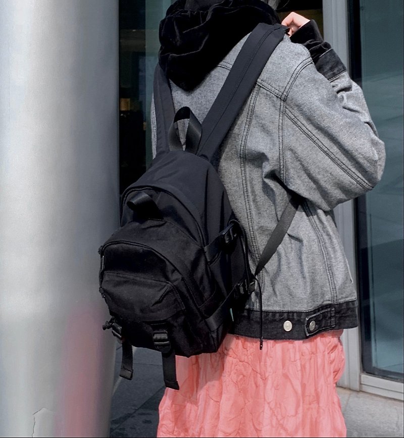 Niche original design Nylon creative double-layer large-capacity small backpack - กระเป๋าเป้สะพายหลัง - วัสดุกันนำ้ สีดำ