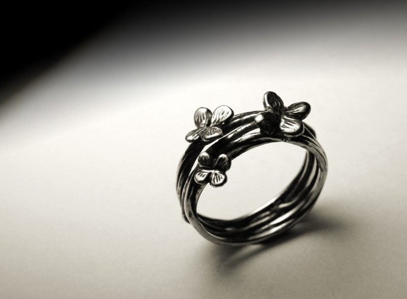 Silver thread small butterfly ring - แหวนทั่วไป - โลหะ สีเงิน