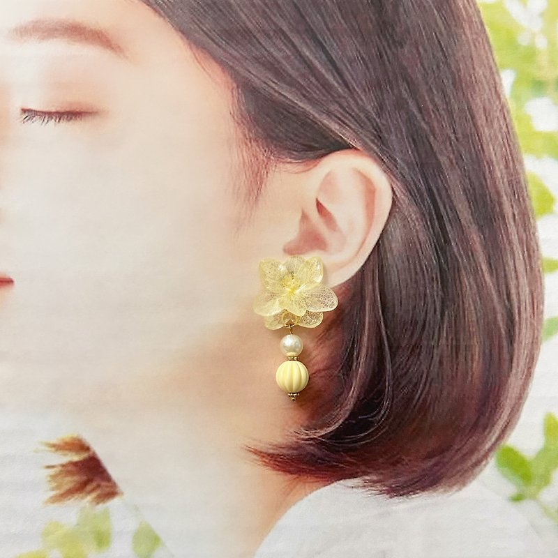 Hydrangea Pumpkin Bead Earrings Hand Made Dry Flower Japanese Resin Real Flower - Earrings & Clip-ons - Plants & Flowers Multicolor