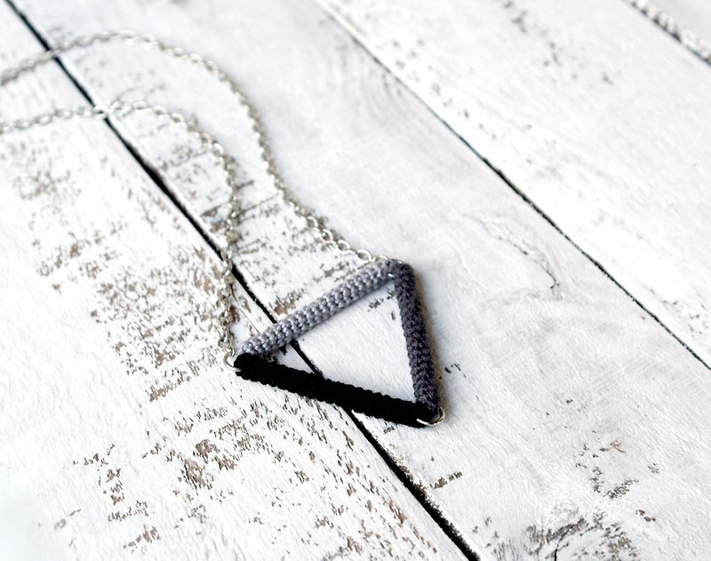 Minimalist Triangle Necklace Simple Modern Geometry Pendant - 項鍊 - 繡線 灰色