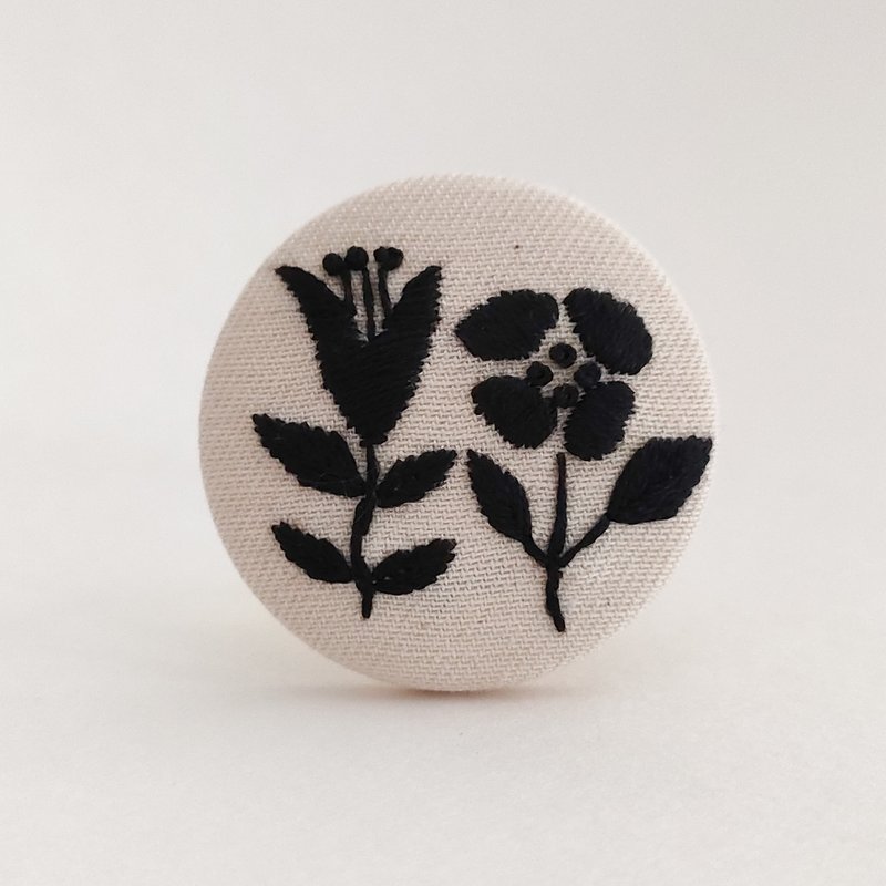モノトーンのボタニカル刺繍ブローチ - 胸針 - 棉．麻 黑色