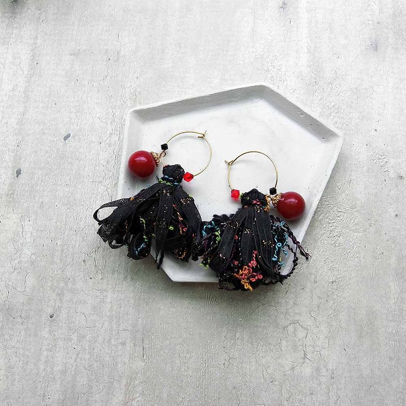 Black Widow Japanese Yarn Tassel Earrings - ต่างหู - ไฟเบอร์อื่นๆ สีดำ