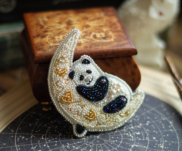 ★ブローチ★   パンダ　月夜　レジン 刺繍ビーズブローチ 月の上で眠るパンダ - ショップ LarisaTeddyBear