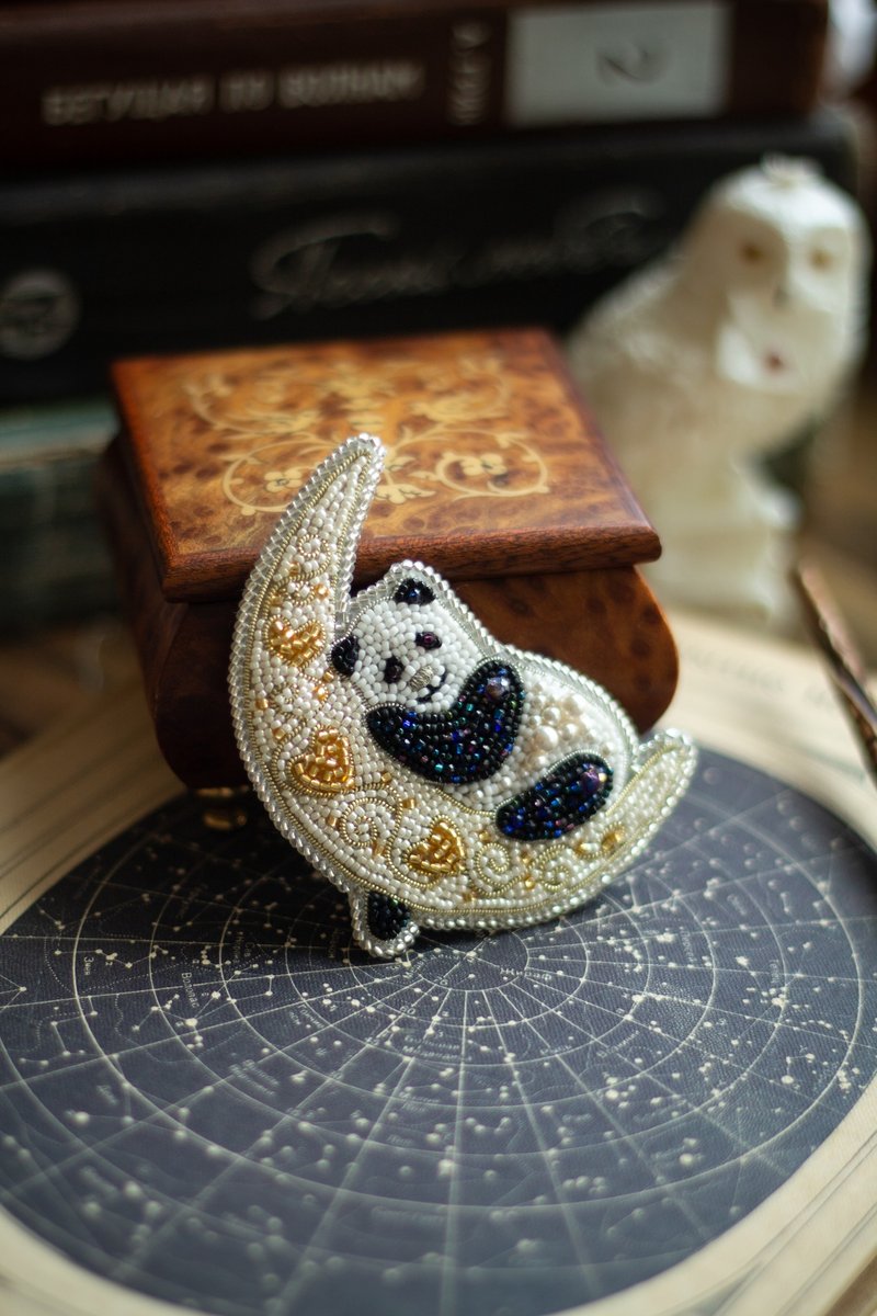 Embroidered beaded brooch Panda on the moon, sleeping - เข็มกลัด - แก้ว สีน้ำเงิน