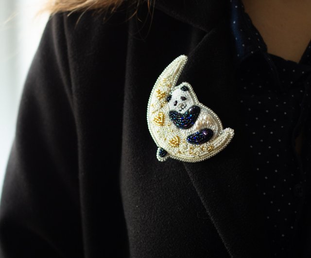 刺繍ビーズブローチ 月の上で眠るパンダ - ショップ LarisaTeddyBear