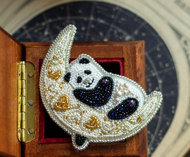 刺繍ビーズブローチ 月の上で眠るパンダ - ショップ LarisaTeddyBear