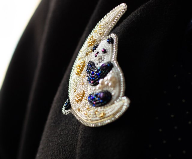 刺繍ビーズブローチ 月の上で眠るパンダ - ショップ LarisaTeddyBear