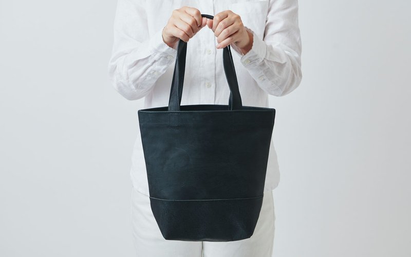 leather totebag black Ssize - กระเป๋าถือ - หนังแท้ สีดำ