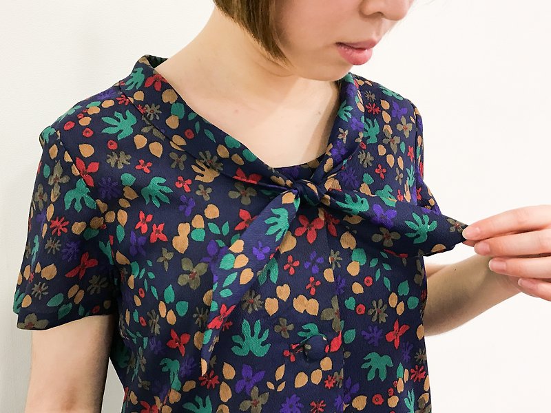 …｛DOTTORI :: TOP｝Dark Violet Short-Sleeved Top with Colorful Dots - เสื้อผู้หญิง - เส้นใยสังเคราะห์ สีม่วง