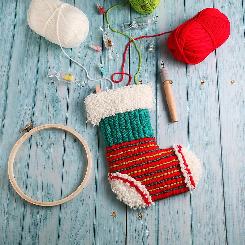 【DIY】聖誕禮物襪. 俄羅斯刺繡材料包+教學影片 - 編織/刺繡/羊毛氈/縫紉 - 棉．麻 紅色