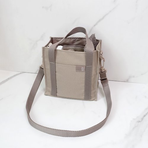 Very light flat small cross-body bag - Shop PUGO Messenger Bags & Sling Bags  - Pinkoi
