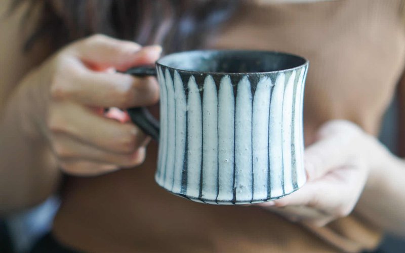 日本の陶芸家Shichangtianが白黒のマークのコーヒーカップを作るために手を差し伸べる - その他のカップ - 陶器 