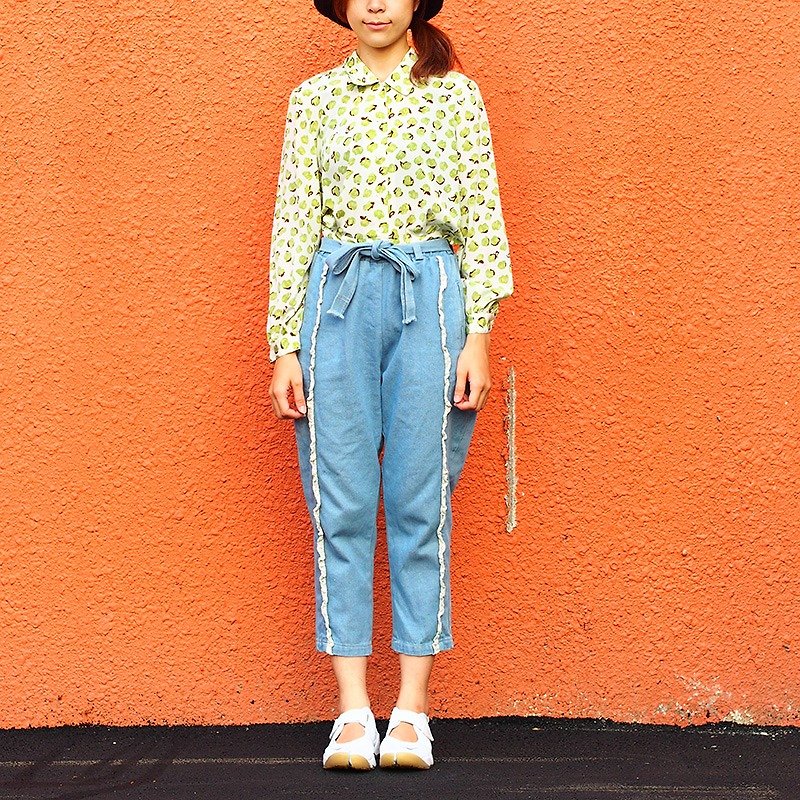Maverick Village vintage cute short-sleeved shirt [girl under the green fruit tree] V-03 - เสื้อเชิ้ตผู้หญิง - ผ้าฝ้าย/ผ้าลินิน ขาว