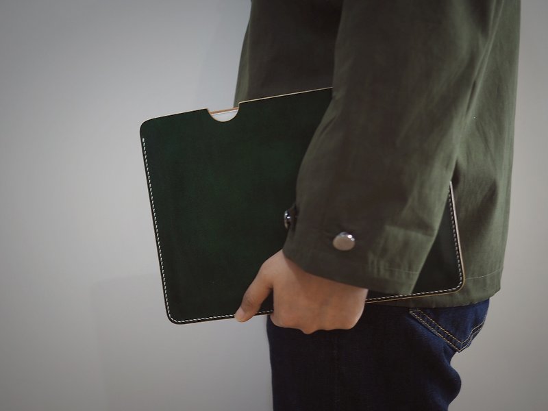 Handmade iPad leather holder hand dyeing dark green - กระเป๋าแล็ปท็อป - หนังแท้ สีเขียว