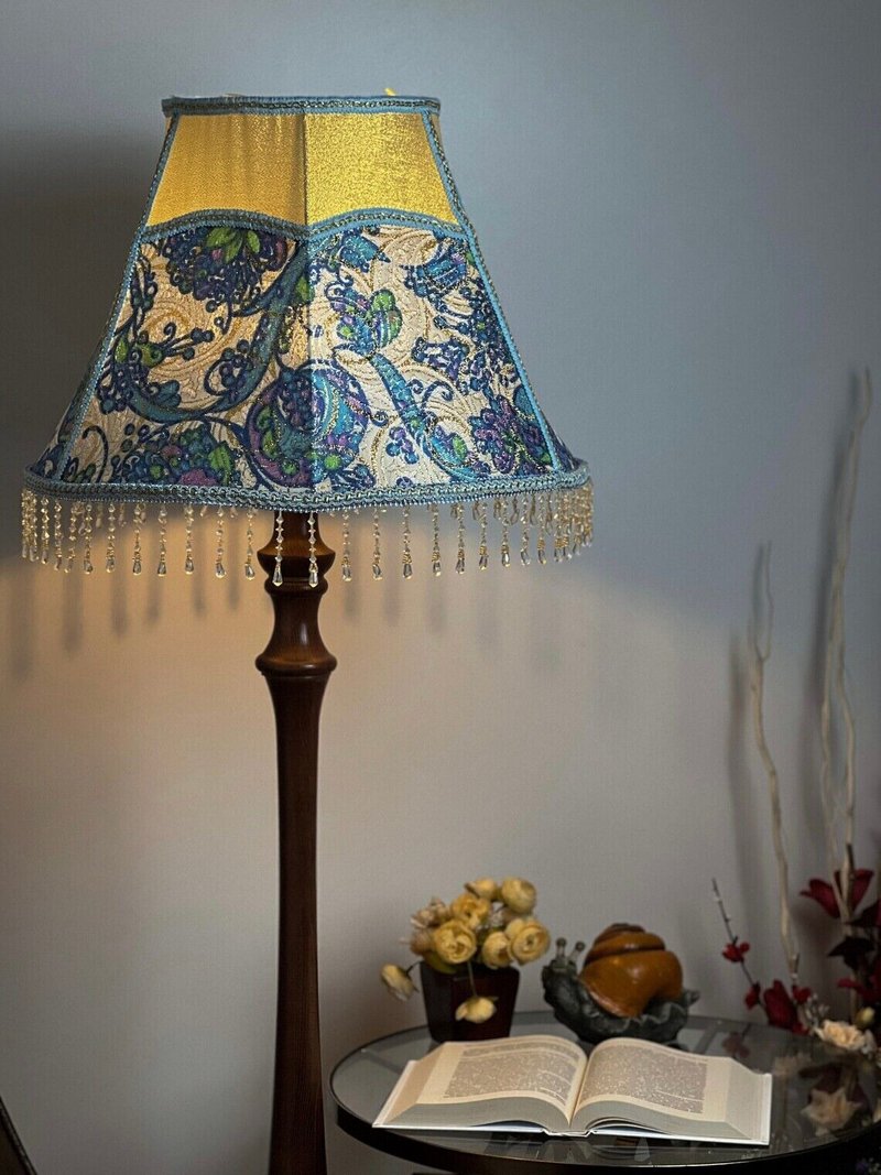 Victorian lampshade fabric with a floral pattern - โคมไฟ - วัสดุอื่นๆ หลากหลายสี