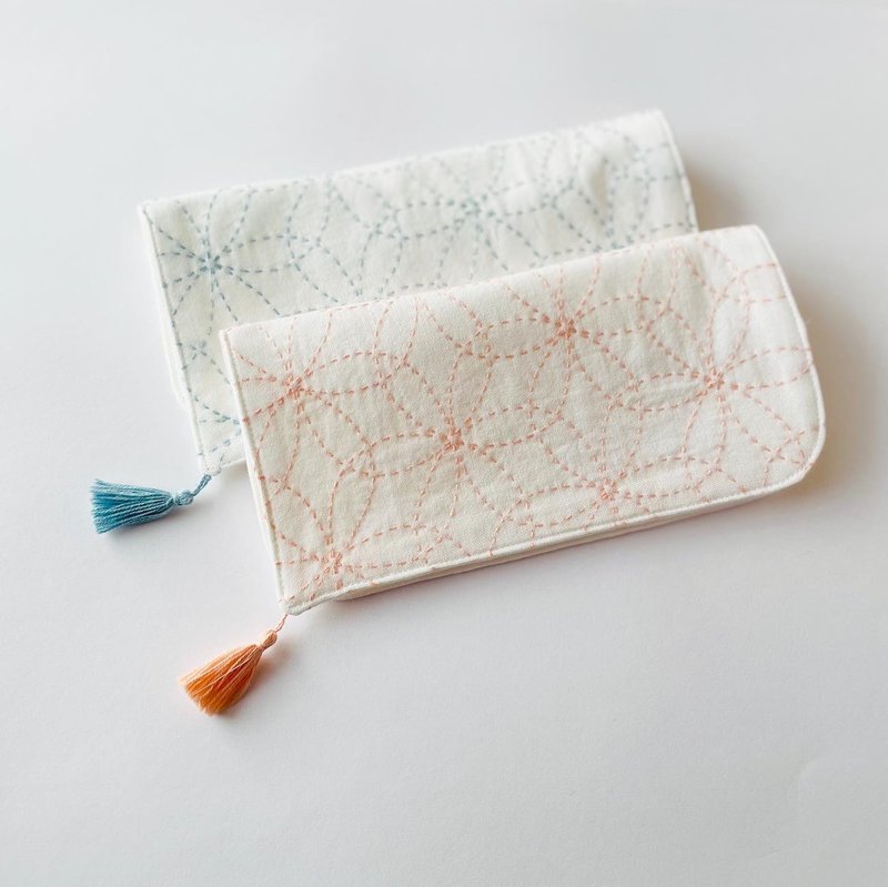 Sakura and indigo sashiko handkerchiefs - ผ้าเช็ดหน้า - ผ้าฝ้าย/ผ้าลินิน สึชมพู